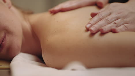 masseuse-is-rubbing-and-massaging-body-of-female-client-in-spa-salon-relax-and-rehabilitation